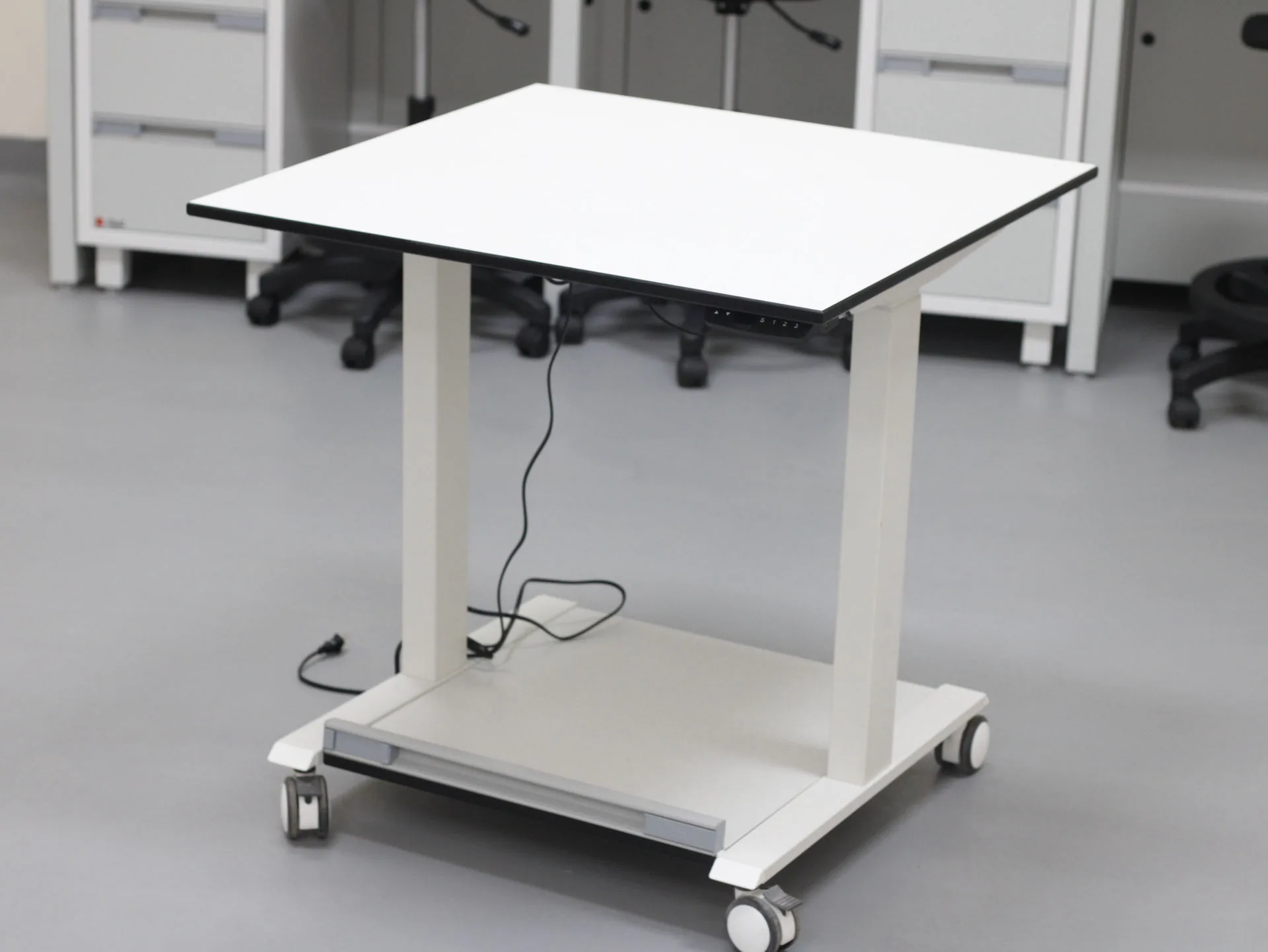 Mesa de altura regulable en el laboratorio de IT de la Universidad de Panamá